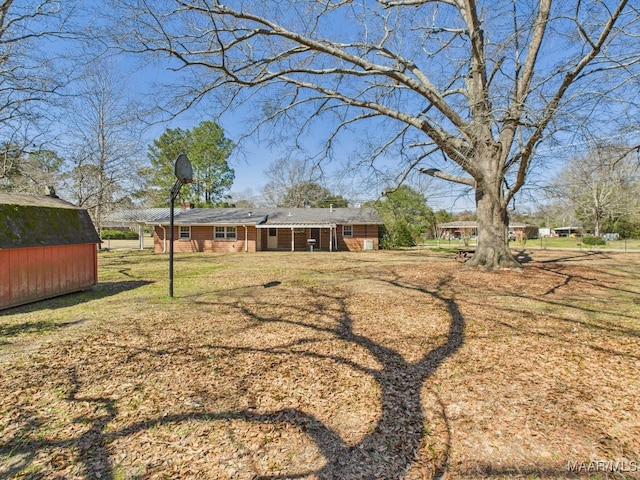 view of yard featuring an outdoor structure