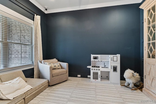 sitting room with crown molding