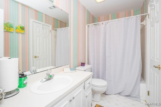 full bath featuring wallpapered walls, shower / bath combo, visible vents, toilet, and vanity