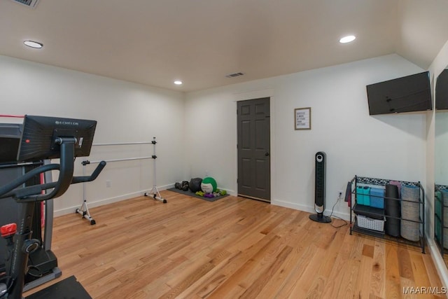 exercise room featuring light wood-style flooring, visible vents, baseboards, and recessed lighting