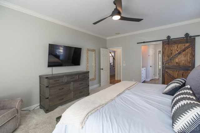 bedroom featuring light carpet, a barn door, ornamental molding, and baseboards