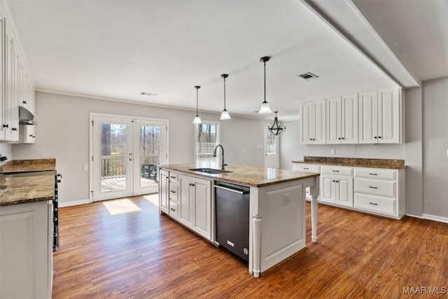 kitchen featuring stainless steel appliances, wood finished floors, a sink, white cabinetry, and range hood