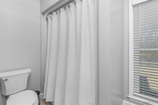 9524 County Road 42nd Rd, Jemison, AL 35085 - bathroom with toilet and a shower with curtain