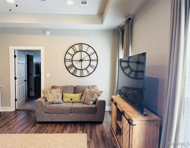 living area featuring dark wood-type flooring, recessed lighting, visible vents, and baseboards