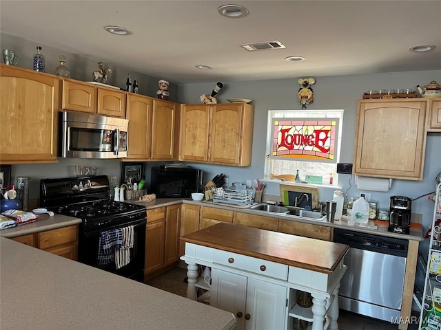 kitchen featuring black appliances, a sink, visible vents, and recessed lighting