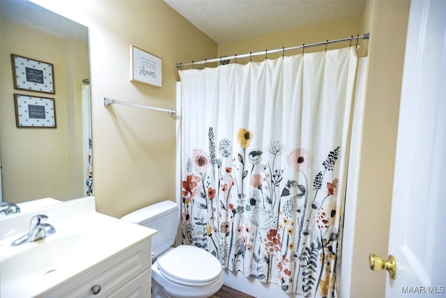 bathroom featuring a shower with shower curtain, a textured ceiling, toilet, and vanity