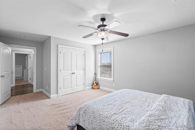 bedroom featuring ceiling fan, a closet, baseboards, and carpet flooring