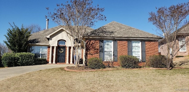 ranch-style home featuring a front lawn and brick siding