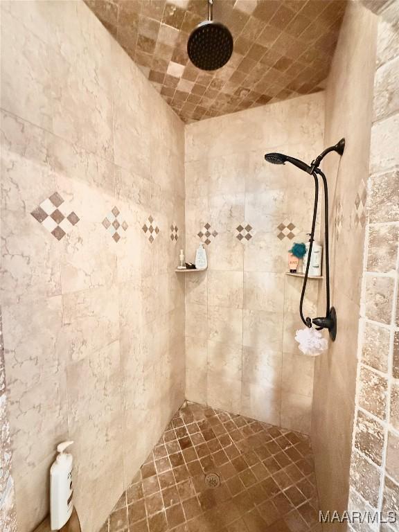 bathroom featuring tiled shower