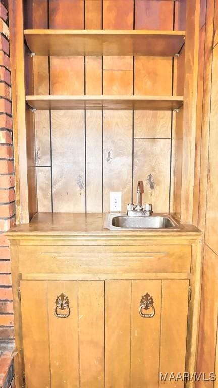 room details with indoor wet bar and a sink