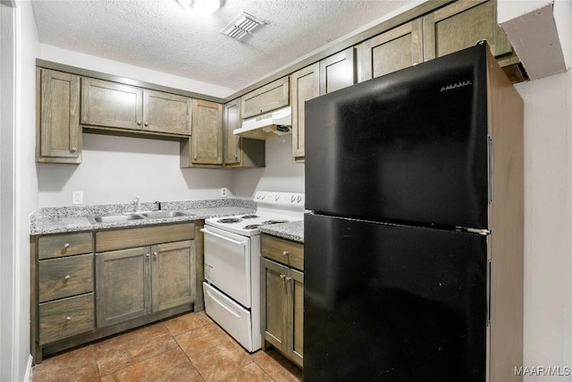 kitchen with electric stove, visible vents, freestanding refrigerator, a sink, and under cabinet range hood