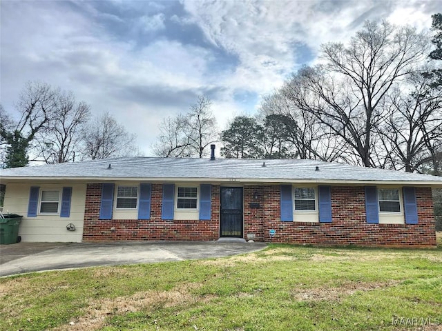 single story home featuring brick siding and a front yard