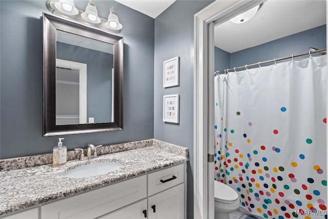 full bathroom with curtained shower, vanity, and toilet