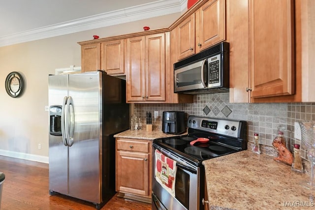 kitchen with stainless steel appliances, ornamental molding, backsplash, and baseboards