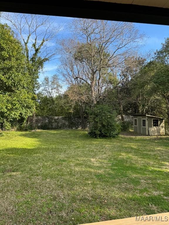 view of yard with an outdoor structure