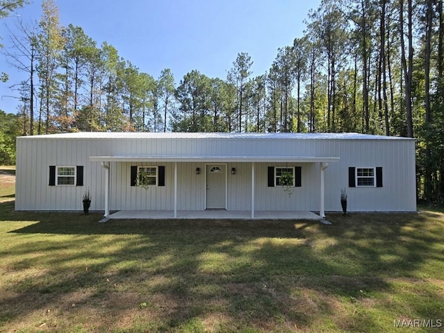 view of front of home featuring a front lawn