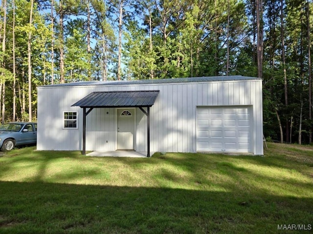 view of outdoor structure with an outbuilding