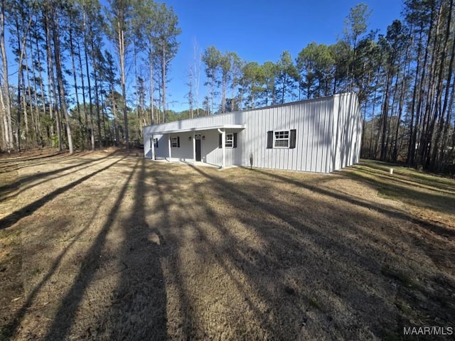 view of front of home featuring a front lawn