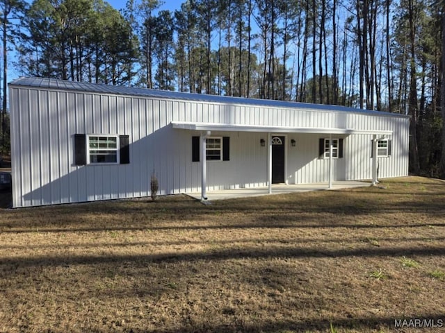 view of front of house with a front yard