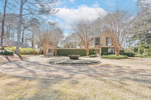 view of front facade with curved driveway