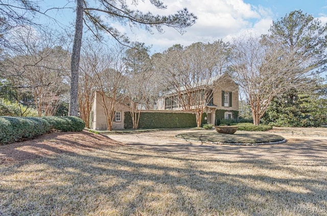 view of front of house featuring a front yard