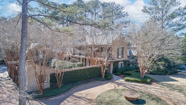 view of front of house with driveway