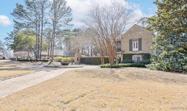 view of front of home featuring a front lawn