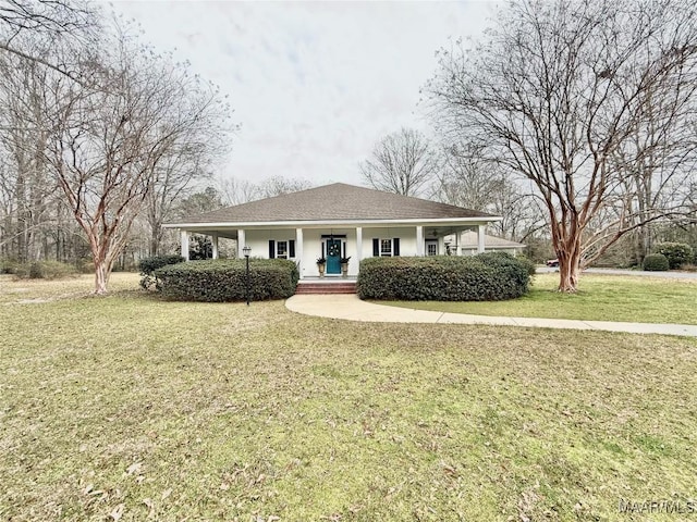 view of front of property with covered porch, stucco siding, and a front yard