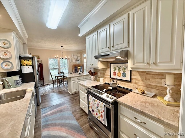 kitchen featuring a chandelier, under cabinet range hood, electric range, a sink, and crown molding