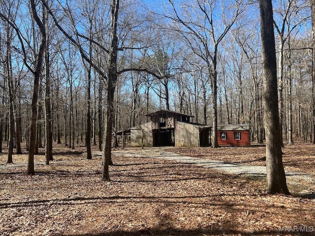 view of yard featuring an outdoor structure and a barn