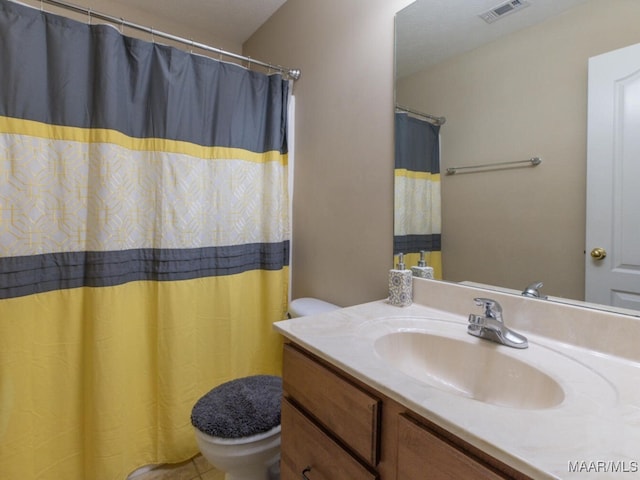 full bath featuring curtained shower, visible vents, vanity, and toilet