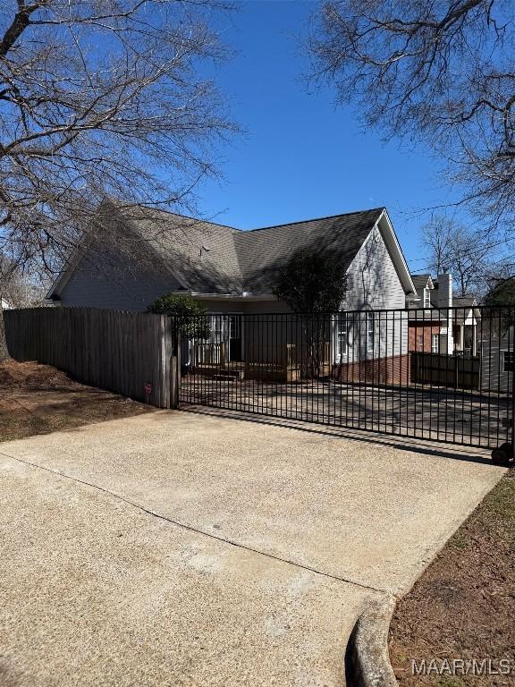 view of front facade featuring a gate and fence