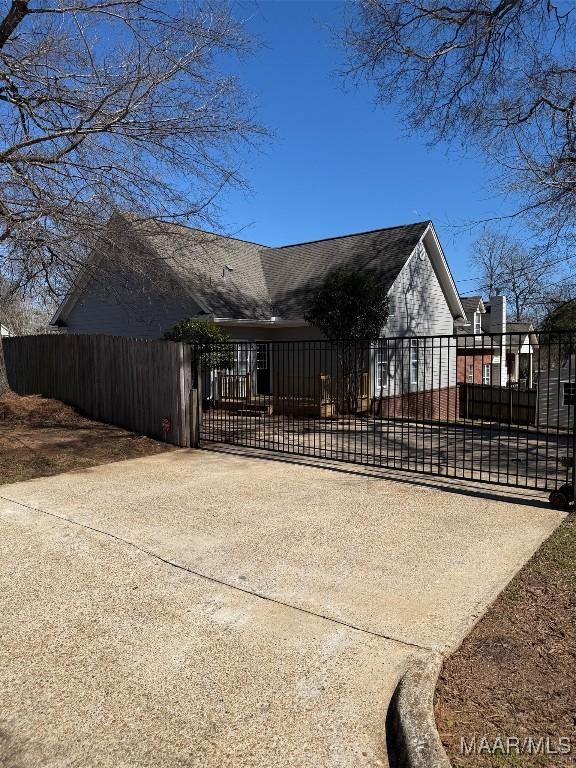 view of front facade featuring a gate