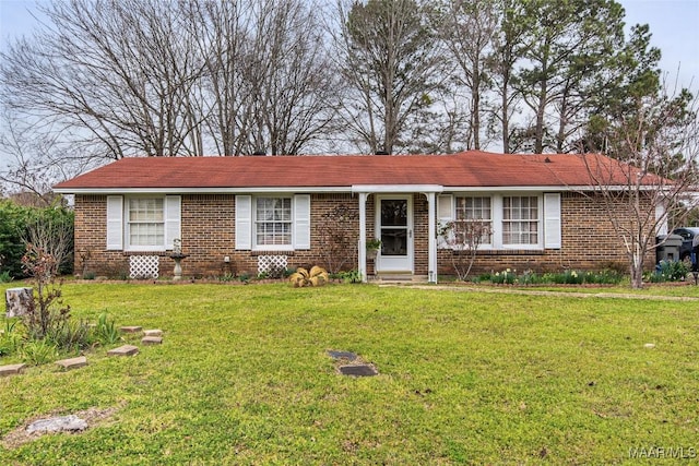 single story home featuring entry steps, brick siding, and a front lawn