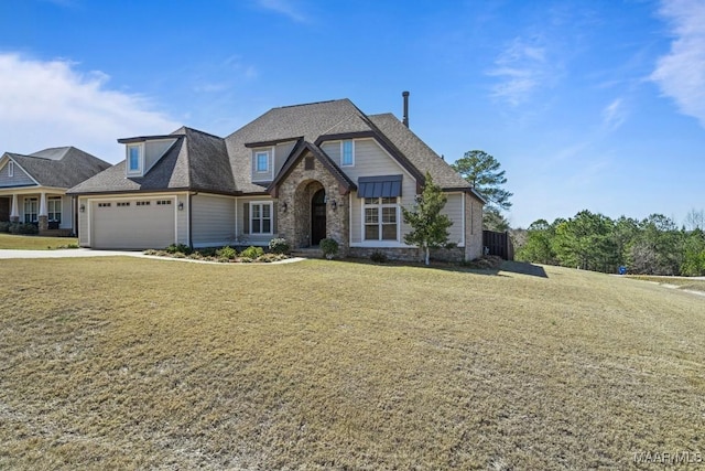 view of front facade with a garage, driveway, roof with shingles, and a front yard