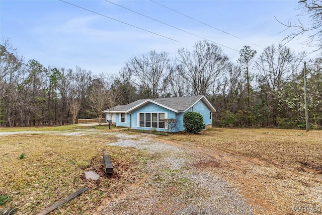 view of front of house featuring driveway and a front lawn