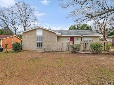 view of front of home featuring a front lawn