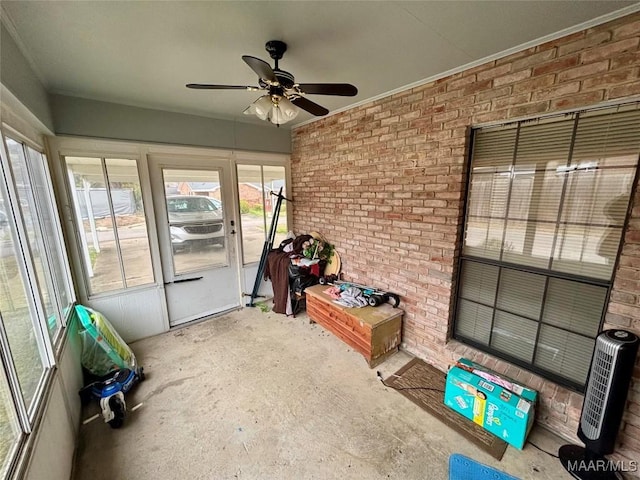 sunroom with ceiling fan