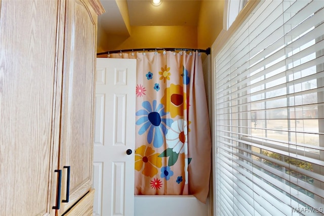 full bath with shower / tub combo with curtain