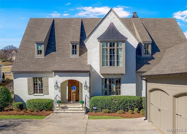 view of front facade featuring roof with shingles