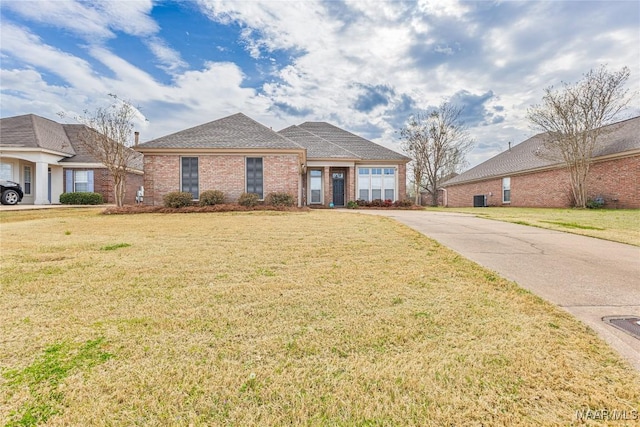 view of front of home featuring brick siding and a front yard