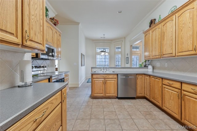 kitchen with crown molding, light tile patterned floors, a peninsula, stainless steel appliances, and a sink