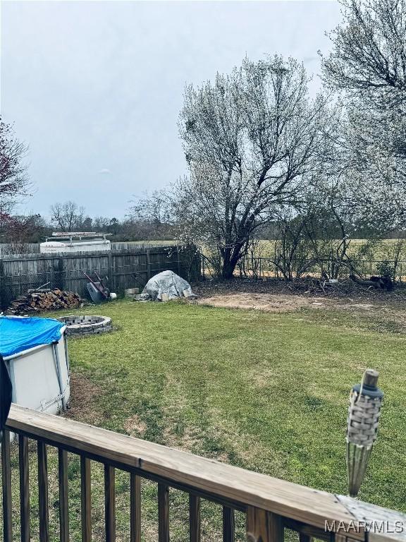 view of yard featuring fence and a fenced in pool