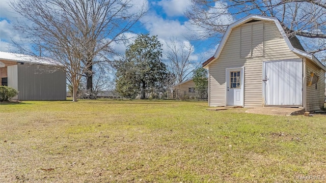 view of yard featuring an outdoor structure and a barn