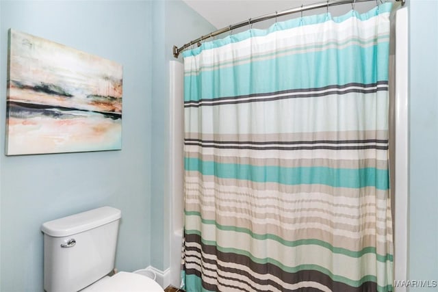 full bathroom featuring curtained shower and toilet