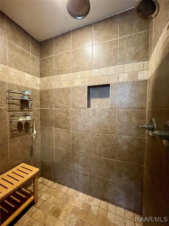 bathroom featuring tiled shower