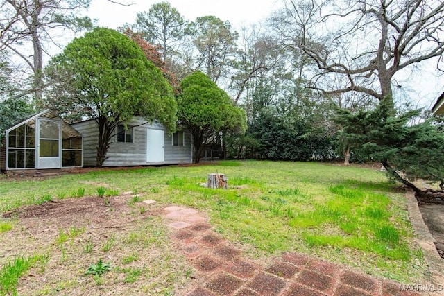 view of yard with an outbuilding