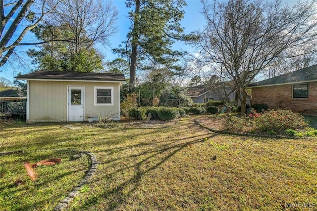 view of yard with an outbuilding