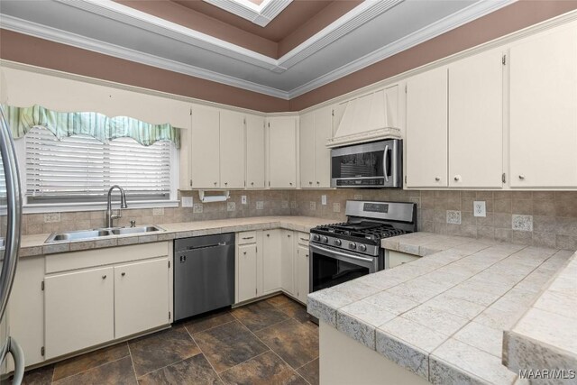 125 Greenfield Pl, Wetumpka, AL 36093 - kitchen featuring a sink, crown molding, tasteful backsplash, and stainless steel appliances