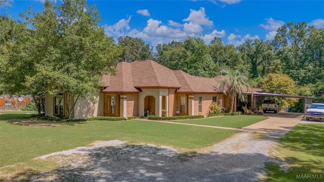 125 Greenfield Pl, Wetumpka, AL 36093 - view of front of home with stucco siding, driveway, a carport, and a front yard